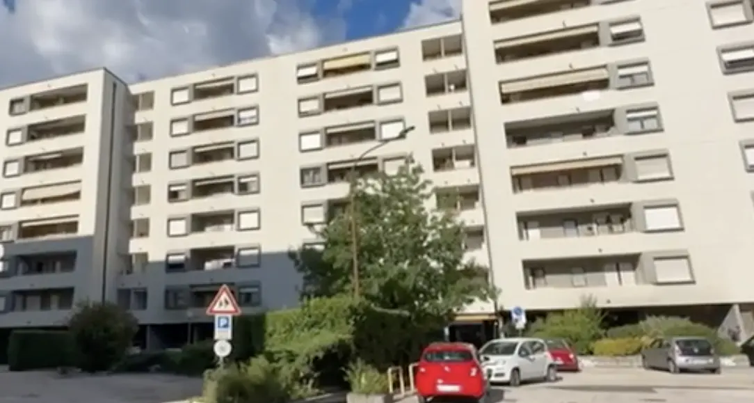 Macchina in fiamme a Trento, caccia al piromane messo in fuga da una guardia giurata