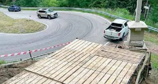 Polemica alla Trento-Bondone: in strada spuntano le tribune abusive