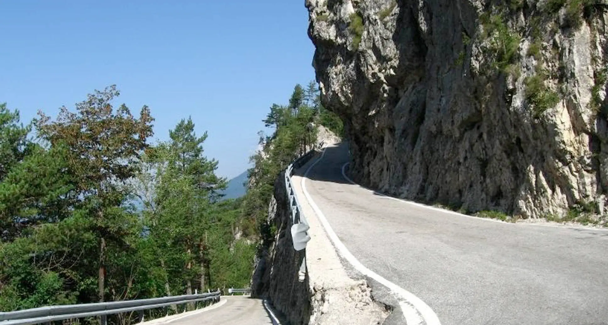 Allargamento della strada del Menador, il cantiere non è mai partito e ora arriva la neve