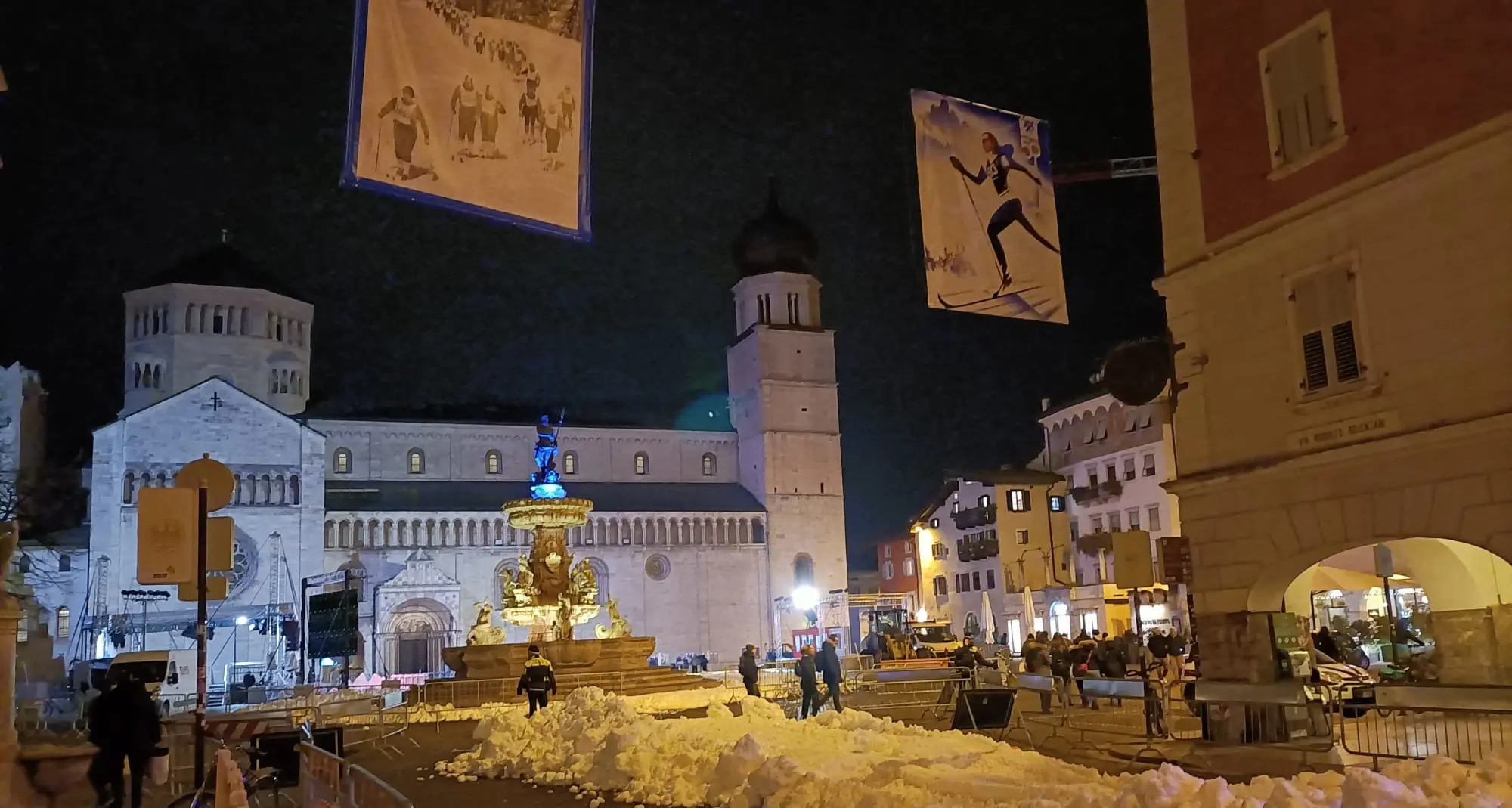 Marcialonga al via sulla neve artificiale portata dai camion in piazza Duomo