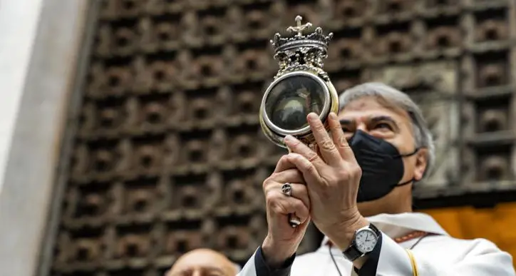 Si è sciolto il sangue di San Gennaro “dopo due giorni di preghiera”