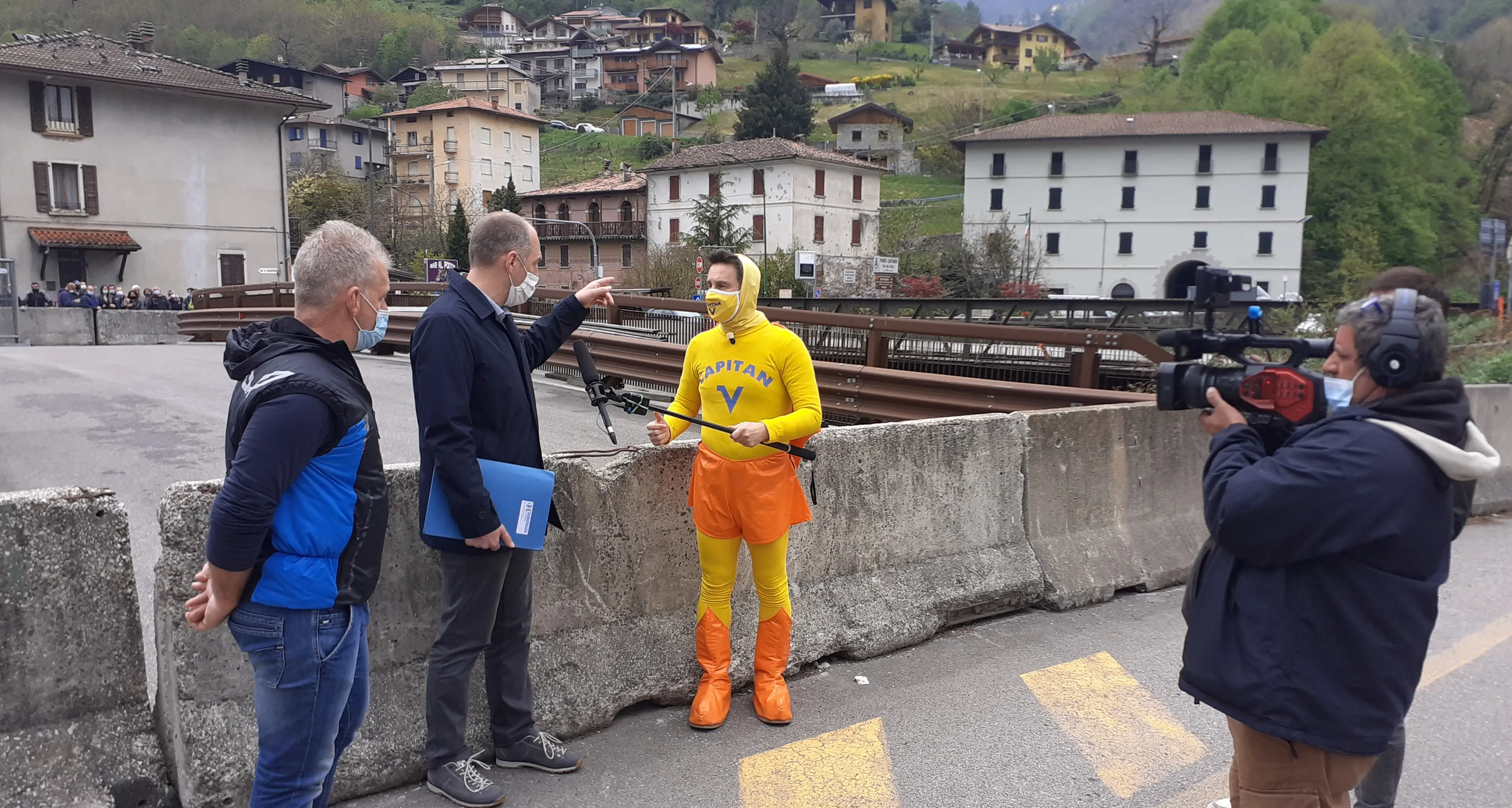 Ponte Caffaro, arriva Capitan Ventosa e c’è una folla da stadio