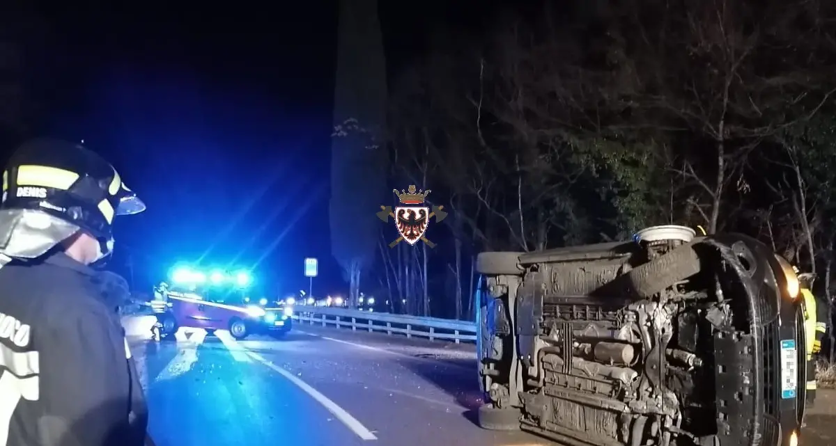 Per evitare un animale selvatico si capotta sulla statale a Pietramurata: automobilista illeso