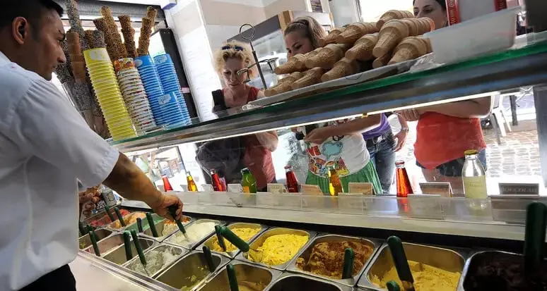 Nel 2025 introvabili 258mila lavoratori: dai commessi ai gelatai passando per gli addetti alla pulizia