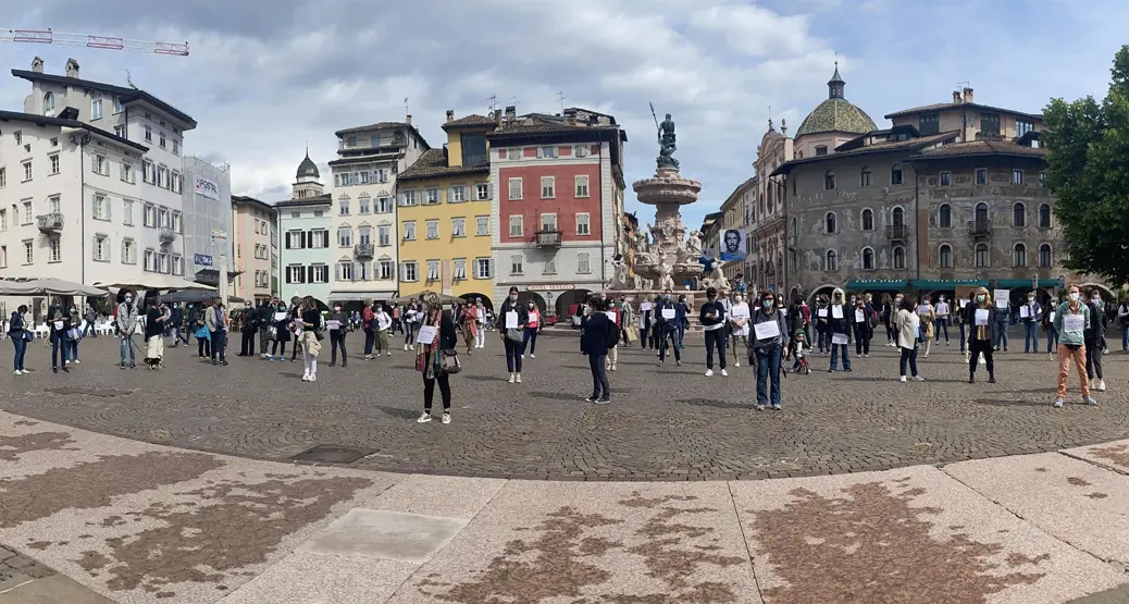 Flash mob in piazza Duomo per dire no alle scuole per l’infanzia aperte fino a fine luglio