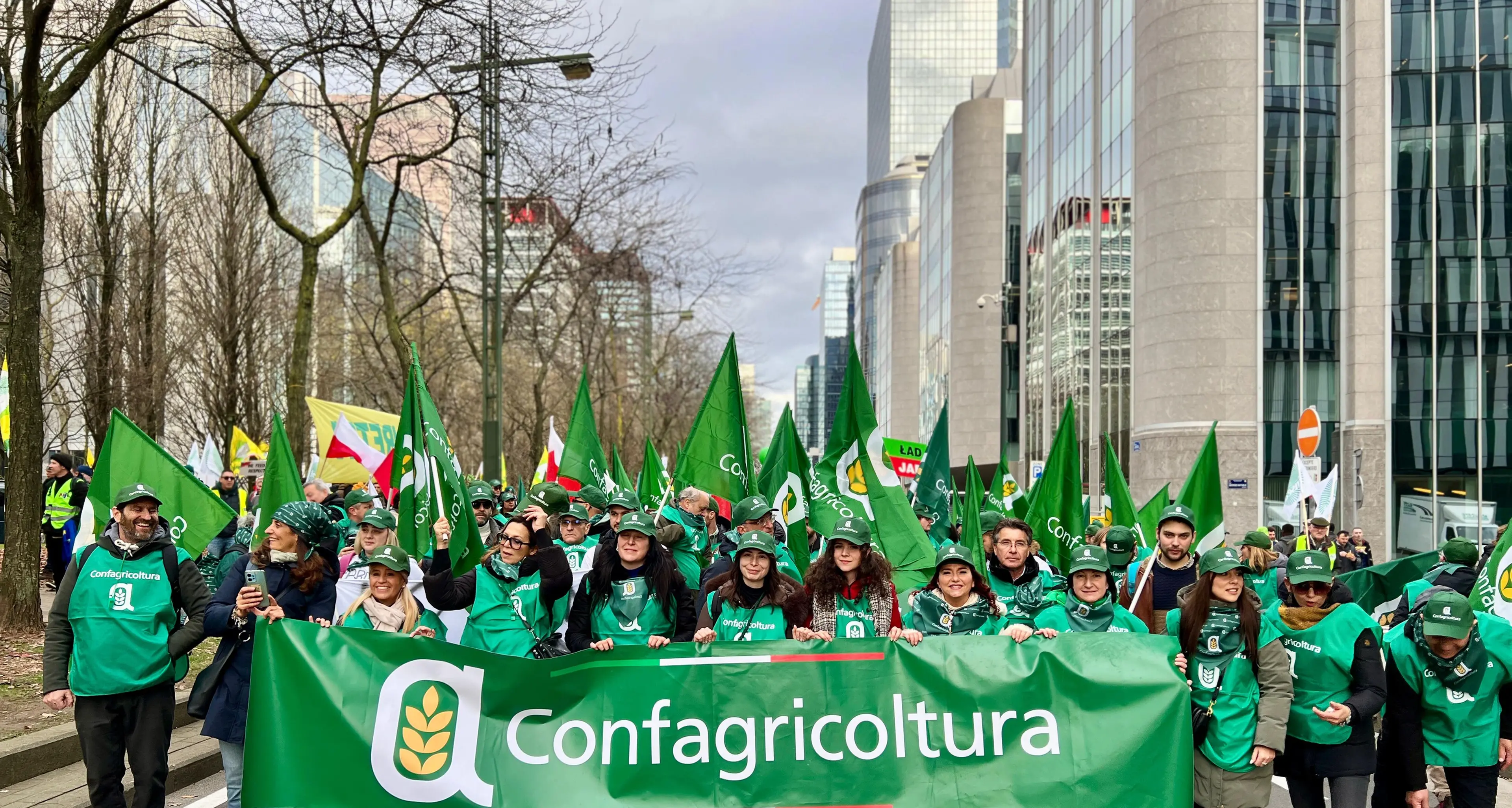 La rabbia dei contadini a Bruxelles: in piazza anche Confagricoltura del Trentino
