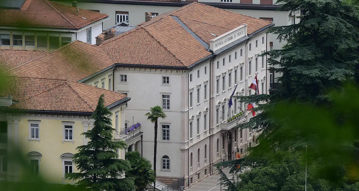 Basta gestioni associate, ma la Provincia finanzia i Comuni che «continuano ad aderire a una gestione associata»