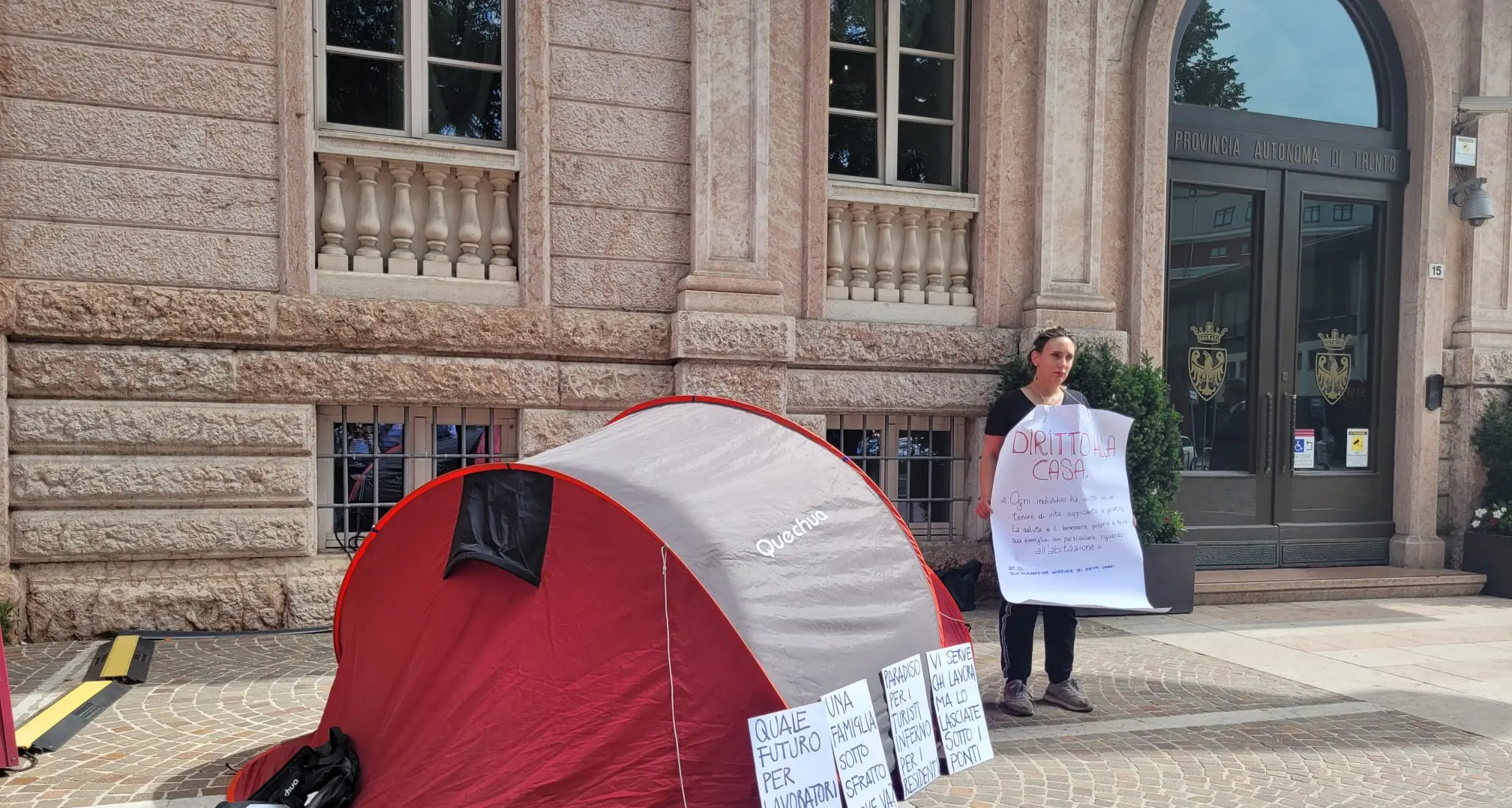 Ha lo sfratto, piazza la tenda sotto la Provincia: “Non riesco a trovare nulla e l'ente pubblico non ci aiuta”