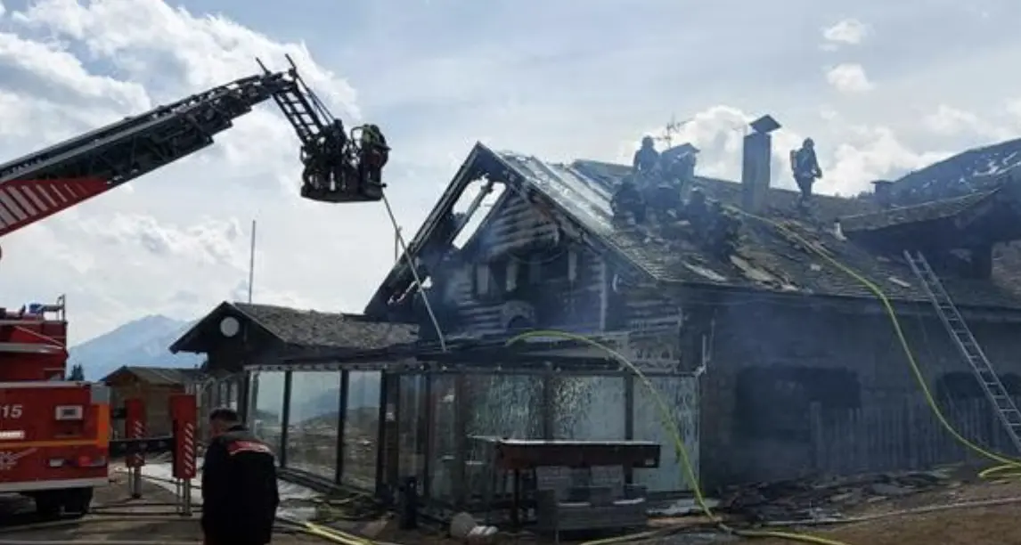 Pinzolo: incendio a Malga Ritorto, gravi danni. Sconosciuta l’origine del rogo