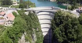 Un ponte sospeso sopra la forra di Santa Giustina, per biciclette e pedoni