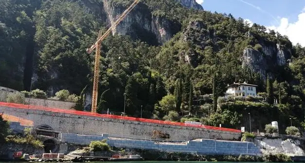 Ciclovia del Garda, ambientalisti trentini contro l’assessore Failoni: “Opera devastante e troppo costosa”