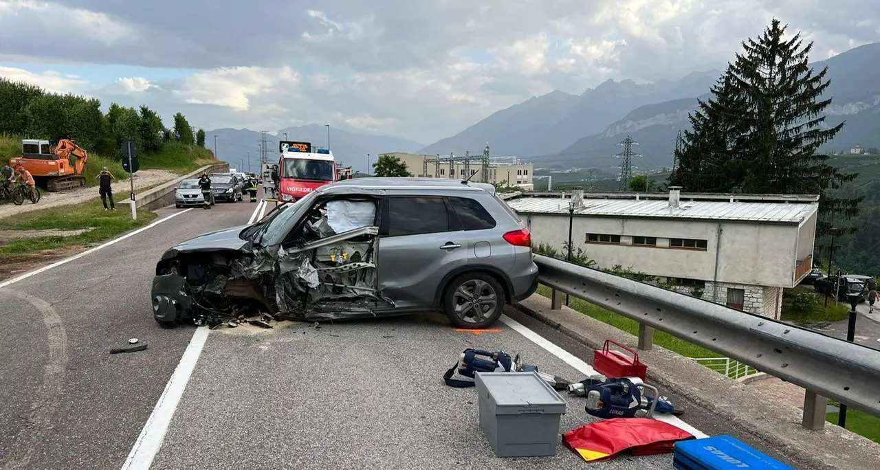 Violento scontro fra Taio e Dermulo: carambola di due auto e un furgone, grave una donna di 71 anni portata in elicottero a Trento
