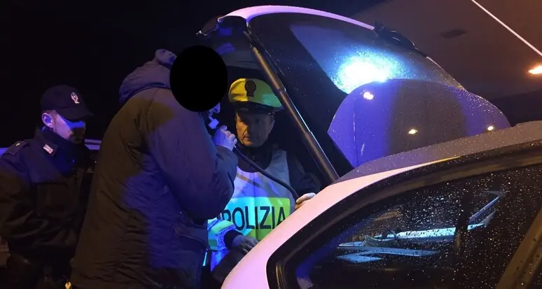 Ritirano la patente al figlio, il padre lo va a prendere ma è ubriaco: tolta anche a lui