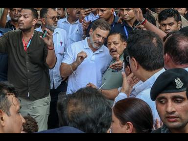 Leader dell'opposizione indiana manifestano davanti a edificio governativo a New Delhi durante protesta, immagine di approfondimento
