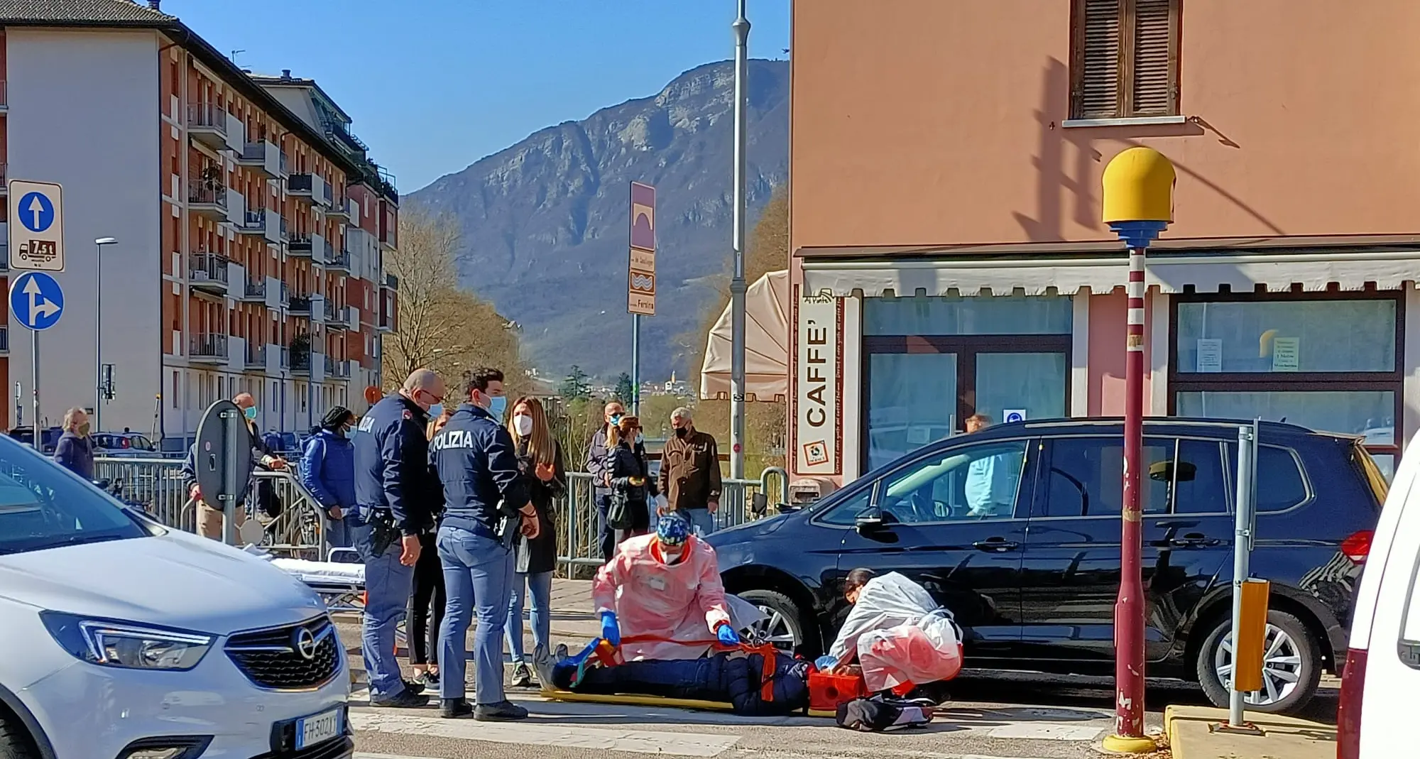 Ciclista investito al ponte dei Cavalleggeri, trasportato al Santa Chiara