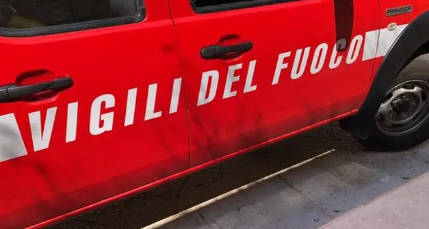 In fiamme il tetto di un’abitazione di San Michele, serata di paura in via Biasi