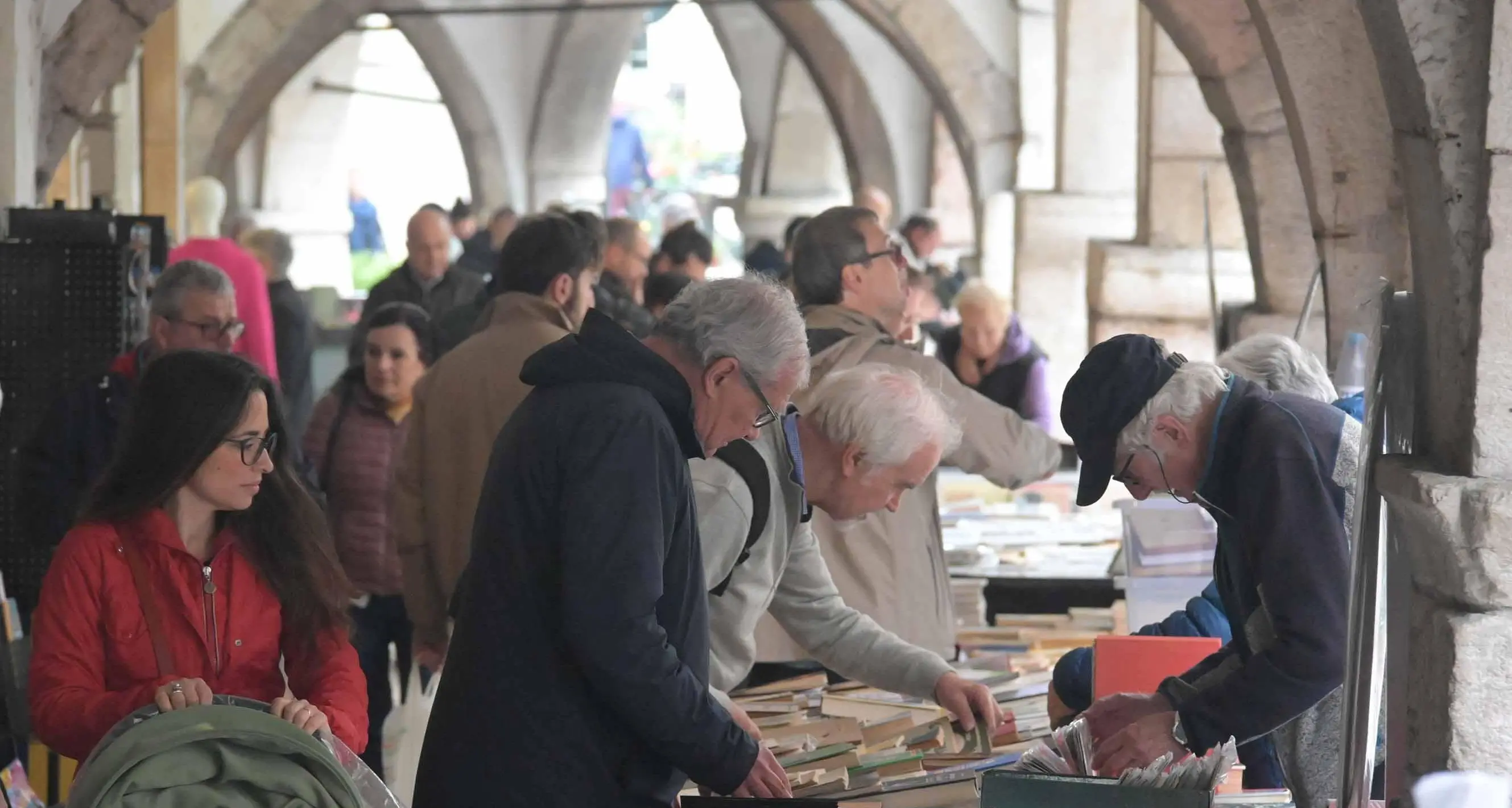 Mercatino del riuso dei libri in via Suffragio: pittoresco, ma occorre cambiare il sistema