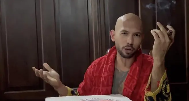 Incastrato dal cartone di pizza: il kickboxer Andrew Tate arrestato con l'accusa di traffico di esseri umani