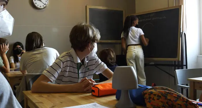 Il ministro Valditara: «Stop ai cellulari in classe durante le lezioni»