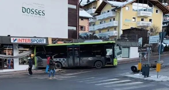 Val Gardena, l'autobus senza autista parte e sfonda la vetrina, distrutto un negozio