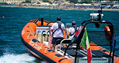 Turista trentino di 74 anni si accascia in mare e muore a Cervia