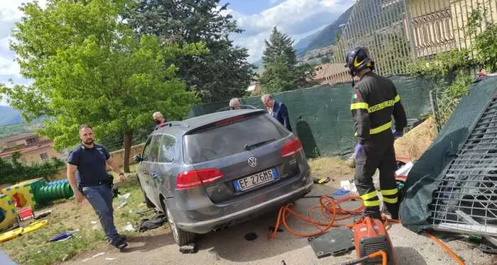 L'auto di una mamma senza freno a mano piomba nel giardino dell'asilo: un bimbo morto e quattro gravi all’Aquila