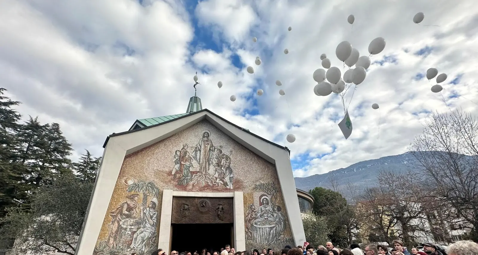 Il commovente ultimo abbraccio a Tommaso, morto a 14 anni: folla e palloncini bianchi al funerale
