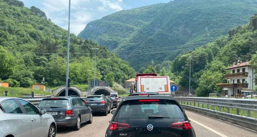 Incidente nella galleria del Bus de Vela, tutto paralizzato da Vigolo Baselga in giù