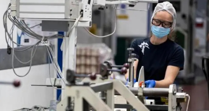 Mascherina obbligatoria in fabbrica. Ma per girare un video promozionale no, e gli operai scioperano