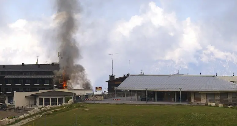 Va a fuoco lo Chalet Monte Bondone a Vason, fiamme dalla mansarda e sul tetto