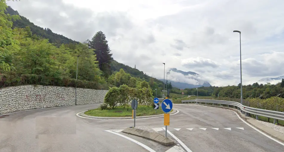 Investito alla rotatoria di San Rocco di Villazzano, anziano di 86 anni è gravissimo