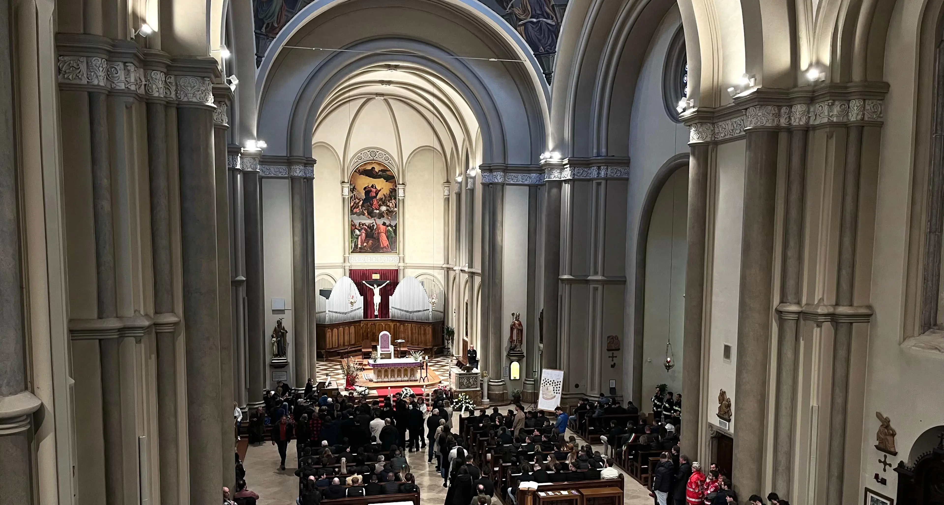 Una grande folla prr abbracciare Patrick un’ultima volta