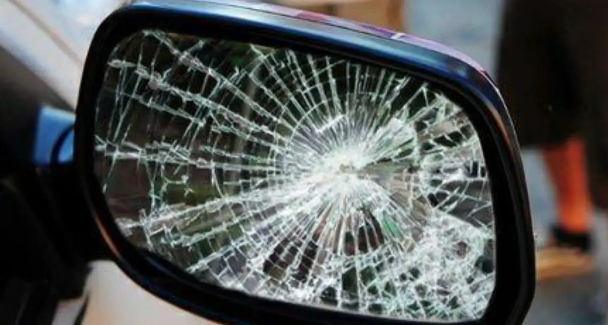 Trucco dello specchietto, pensionato truffato a Pergine da due malviventi