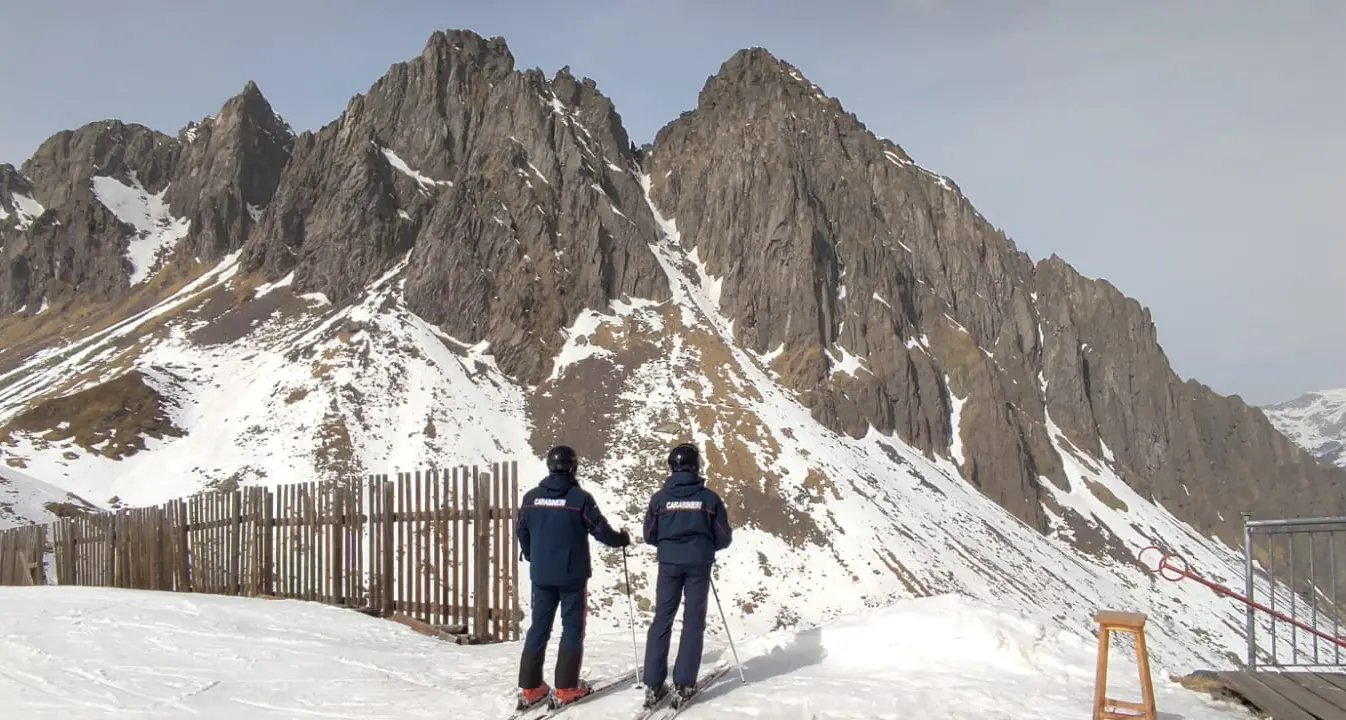 Canazei: ubriaco vuole tentare una discesa, bloccato dai carabinieri e salvato dal coma etilico