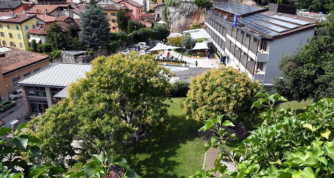 Senegalese con la droga arrestato al parco della Predara: 5 grammi di «fumo», documenti falsi ed un coltellaccio a serramanico