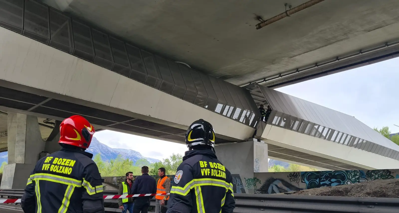 Bolzano, il braccio di una ruspa urta un ponte ciclopedonale: tre feriti e forti disagi alla viabilità