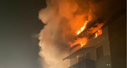 Paura stanotte a Caldes: a fuoco una mansarda, due persone evacuate dai vigili del fuoco