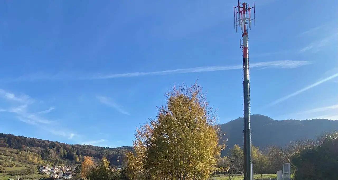 L'antenna Vodafone a Montevaccino è in regola, residenti sconfitti al Tar (e dovranno pagare le spese)