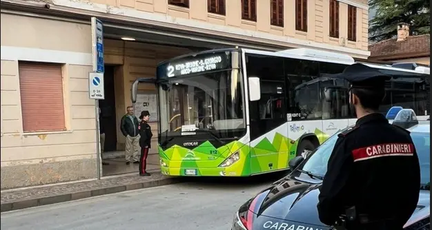 Spacciava droga ai ragazzini in corriera: fermato dai carabinieri
