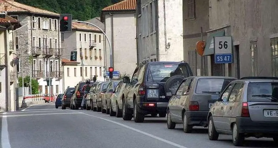 Statale della Valsugana e code a Carpané: «Buttiamo giù le case vuote e allarghiamola»