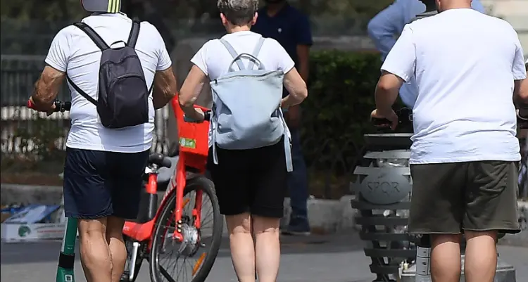 Scontro fra monopattini, due giovani cadendo feriscono un anziano in via Verdi, e poi fuggono