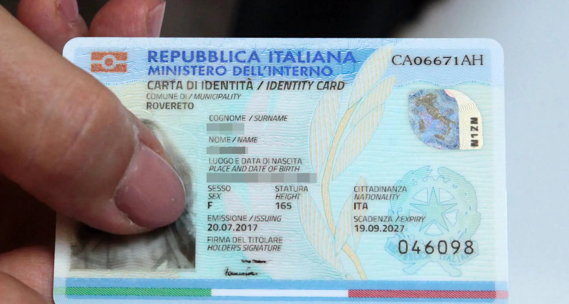 La truffa telefonica: ti chiedono il numero di carta di credito per pagare la carta d’identità elettronica