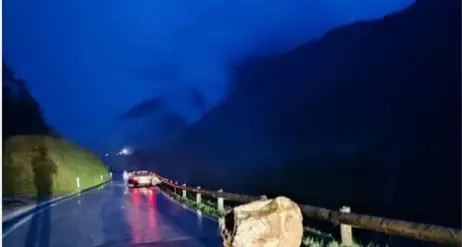 Caoria, per il forte temporale il paese isolato per una notte, caduto un grosso masso sulla strada