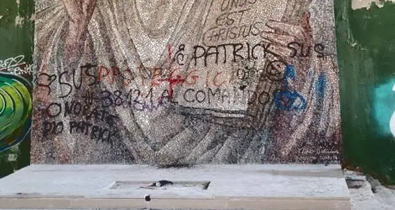 Vandalizzato il gigantesco mosaico degli ex Artigianelli a Susà (abbandonato da anni)