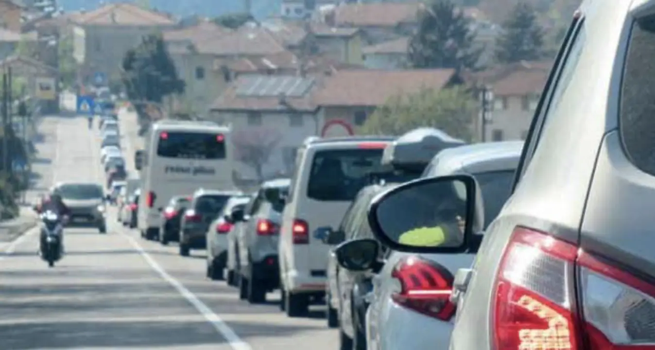 Pasquetta sul Garda, il troppo pieno che rovina la vacanza: volano insulti tra ciclisti e automobilisti