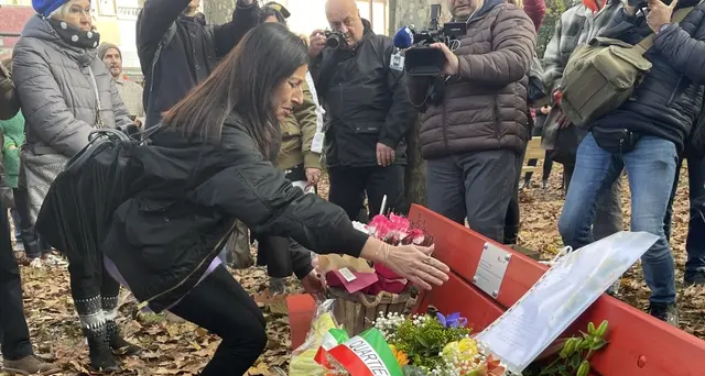 Violenza donne: a Bologna una panchina rossa per Alessandra