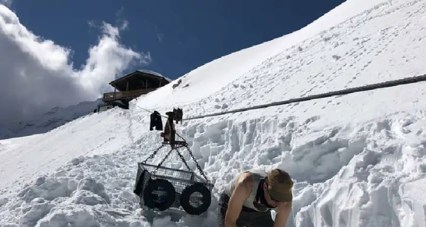 Cercansi spalatori di neve. In Marmolada, nel weekend