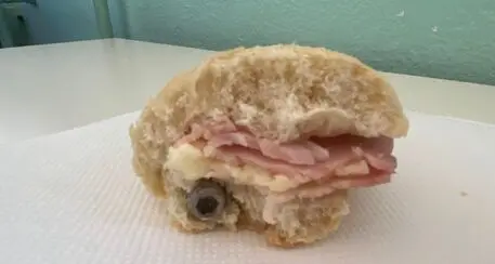 Un bimbo di una scuola di Milano trova un bullone nel panino