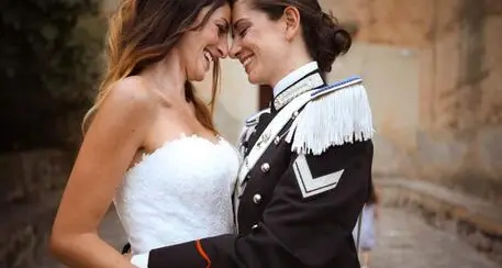 Carabiniera sposa la sua compagna in alta uniforme: primo matrimonio Lgbtq per l'Arma