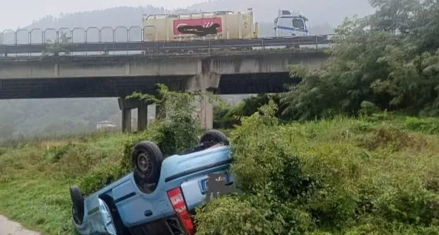 Perdono il controllo dell’auto: la Panda finisce ruote all’aria